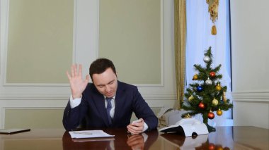 Cep telefonu kullanarak ve esneme yorgun işadamı