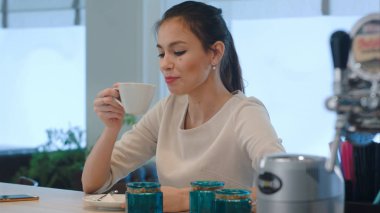 Süre servis için kahve sayaç telefon kullanan genç kadın