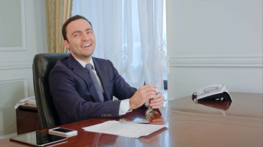 Mutlu görünüyordu para, başarılı genç işadamı sayar