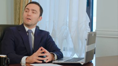 Office zor iş işadamı hesaplamak sözleşme, söz ve dizüstü bilgisayar kullanarak