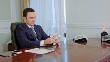 İşadamı banknot para sayma takım elbiseli