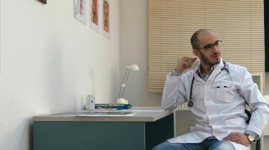 Genç anne ve çocuk doktoru ofisine girecek küçük kızı