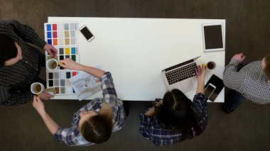 Uzun bir iş günü sonra masayı temizleyerek dört mimarlar