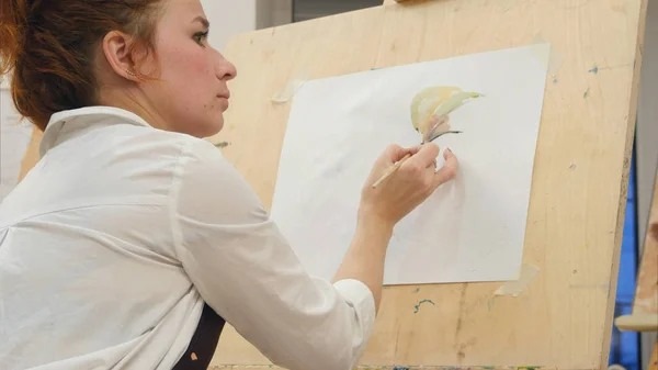 Processo di pittura di artista donna in arte sul posto di lavoro — Foto Stock