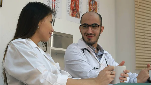 Personale medico in chat durante la pausa caffè — Foto Stock