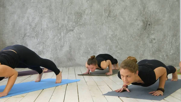 Kapalı çalışma dışarı çekici mutlu genç kadın, yukarı doğru bakan köpek ayakta poz, urdhva mukha svanasana — Stok fotoğraf