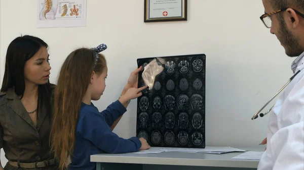 Küçük kız Xray görüntü ile oynarken annesi tarafından düzenlenen