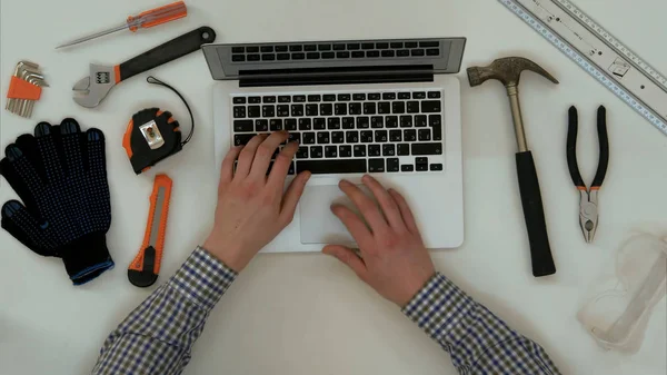 Mérnök férfi kezében laptop munkahelyen gépelés — Stock Fotó