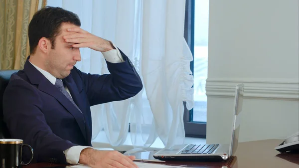 Hombre Negocios Cansado Con Una Mirada Preocupada Trabajando Oficina Tiro — Foto de Stock