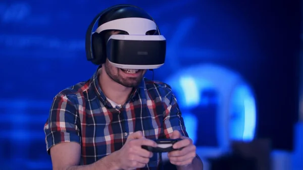 Ευτυχισμένος άνθρωπος gamer παίζει βιντεοπαιχνίδια με σετ κεφαλής εικονικής πραγματικότητας και joystick — Φωτογραφία Αρχείου