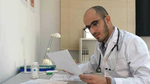Junger männlicher Arzt mit Brille telefoniert — Stockfoto