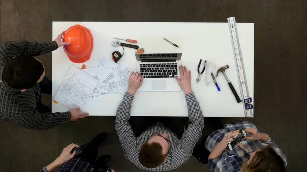 Equipo de jóvenes arquitectos preparándose para iniciar un nuevo proyecto — Foto de Stock