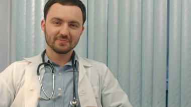 kamera ve gülümseme bakarak emin olgun doktor