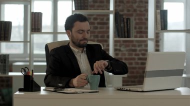 işadamı cep telefonu konuşurken zaman kontrol