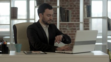 yakışıklı işadamı office yakın defter, çalışmamaya