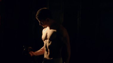 iyi eğitimli vücudu, pazı, abs ve pecs MMan yapmak egzersiz halter ile