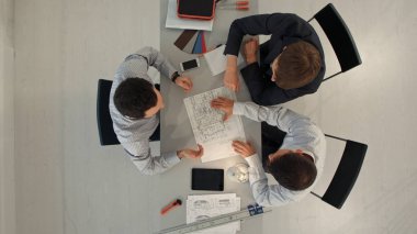 Ofiste Mimarlar İnşaat projesine bakıyor. Üst görünüm