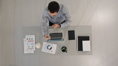 Busnessman üst görünümü bir selfie almak için onun Smartphone kullanıyor