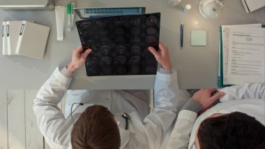 Doktorlar takım tartışmaya sahip ve bir manyetik rezonans görüntüleme gözden geçirin. Üst görünüm