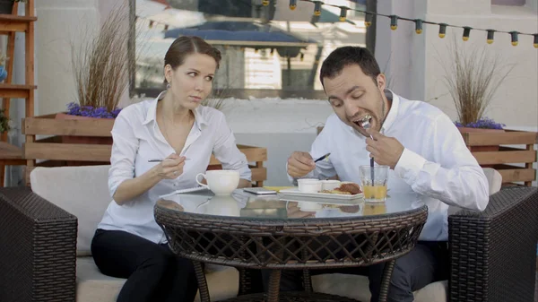 Sonrían Felices Colegas de Negocios Comiendo Juntos y Discutiendo sobre el Trabajo — Foto de Stock