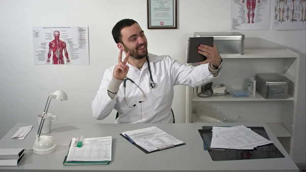Genç doktor tarafından tablet selfy alarak