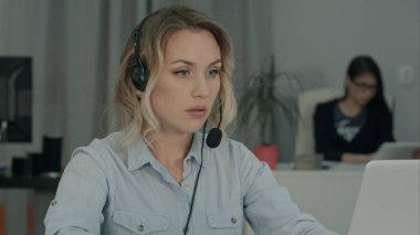 İstemci veri üstünde onu laptop ofiste doldurma santralı arayın