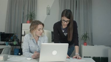 Laptop arıyorum rapor hakkında fikir alış verişi iki kadın arkadaşları