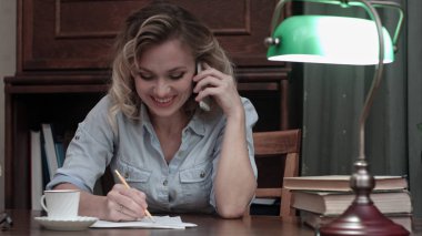 Neşeli ve gülen kadın işten sonra dinlenme telefonda söz