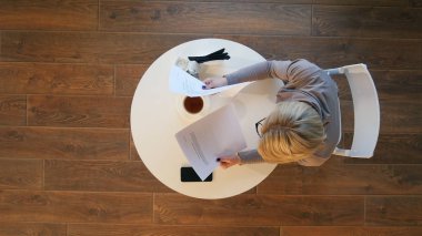 Gülümseyen güzel kadın kafede belge tutan