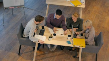 İş arkadaşlarıyla toplantı ve bir sonraki iş adımlarını planlama