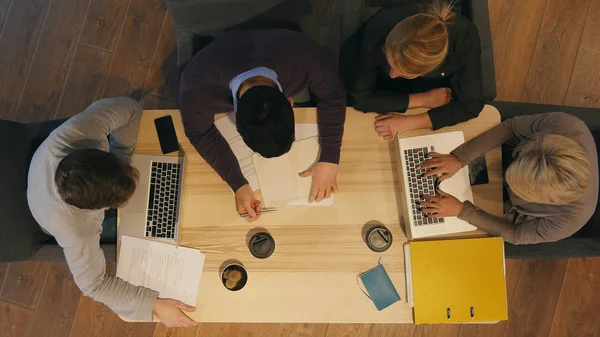 Grupo de personas creativas discutiendo, preparando un contrato importante — Foto de Stock