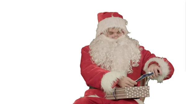 Santa Claus sosteniendo regalos de Navidad sobre fondo blanco — Foto de Stock