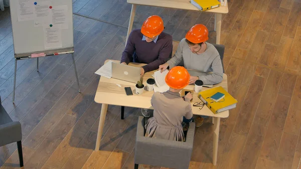 Grupo de arquitetos que planeja um projeto — Fotografia de Stock