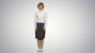 Beyaz arka plan üzerinde yapım iş tanıtımı neşeli hoparlör