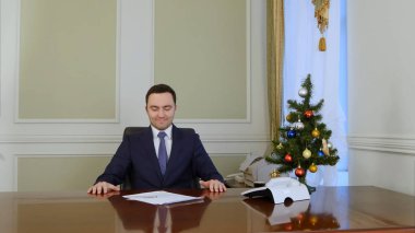 İşadamı başarıyla bir Noel tatili için belgeleri ve yürüyüş ile çalışmayı bitireceği