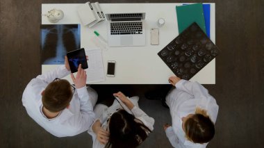 Tıbbi ekip xray görüntüleri özel tablet kullanarak tanısında tartışıyor