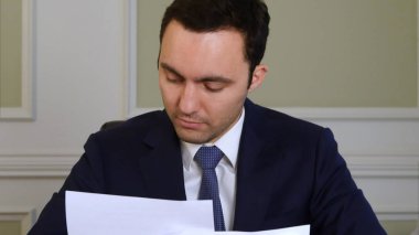 İşadamı belgeler üzerinde çalışma tamamlandıktan ve uzak yürüyor