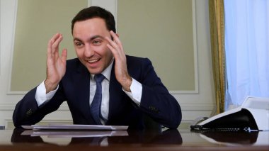 Histerik gülüyor işadamı portresi