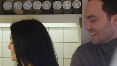 Sağlıklı yemek ve konuşmak hazırlamak için sebze yıkama mutfak mutlu çift