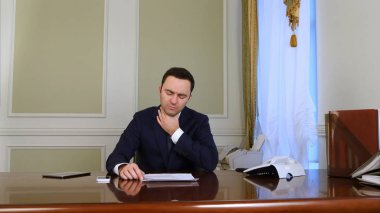 Hasta genç işadamı saffers gelen öksürük