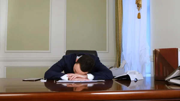 Dormir joven hombre de negocios despertado por la llamada telefónica — Foto de Stock