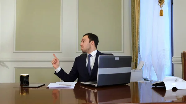 Hombre de negocios enojado gritando a alguien — Foto de Stock