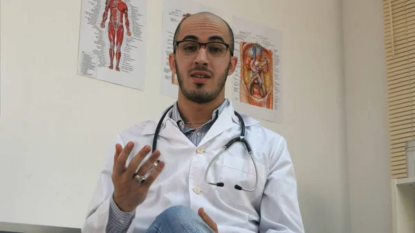 积极男性阿拉伯医生用听诊器交谈相机 — 图库照片