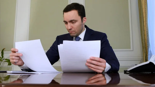 Portret młodego biznesmena pracuje nad jego dokumentów w biurze — Zdjęcie stockowe