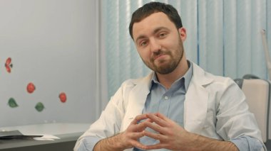 bir x-ışını inceleyerek doktor ve kameraya söyle