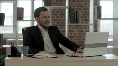 gece geç saatlerde bilgisayar dizüstü bilgisayarda çalışan genç stresli iş adamı uygun ve sinirli internet felaket çalışma durumu üzerinde izlerken seyir üzerinde izole siyah arka plan bağlamak