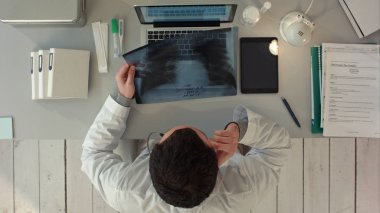Radiologist Adam XRay 'i kontrol ediyor. Üst görünüm