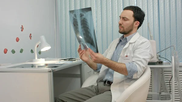 Mužského lékaře nebo zubaře, při pohledu na x-ray — Stockfoto