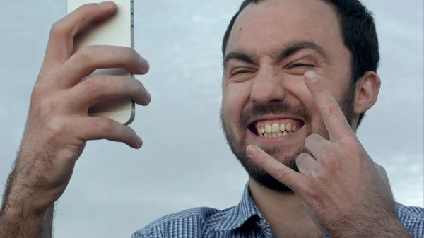 Smile Man Take Selfieusing His Smartphone Device Professional Shot Bmcc — Stock Photo, Image