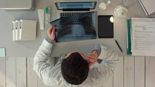Un radiologo sta controllando la radiografia. Vista dall'alto — Foto Stock